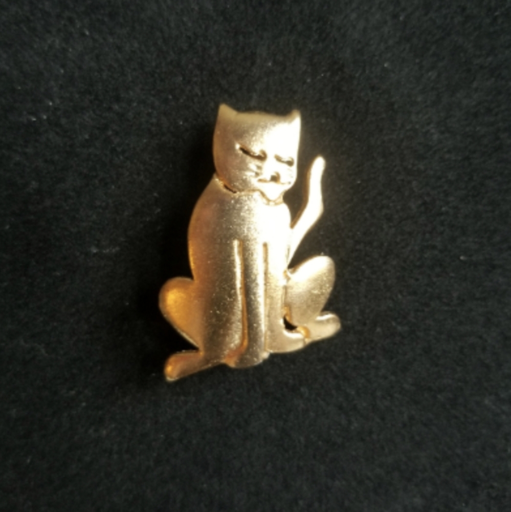 Expressive Vintage Cat Pin - Gold Tone